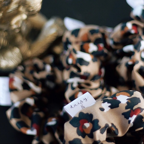 Daisy & Jane Signature Scrunchie - Picture 4 of 5